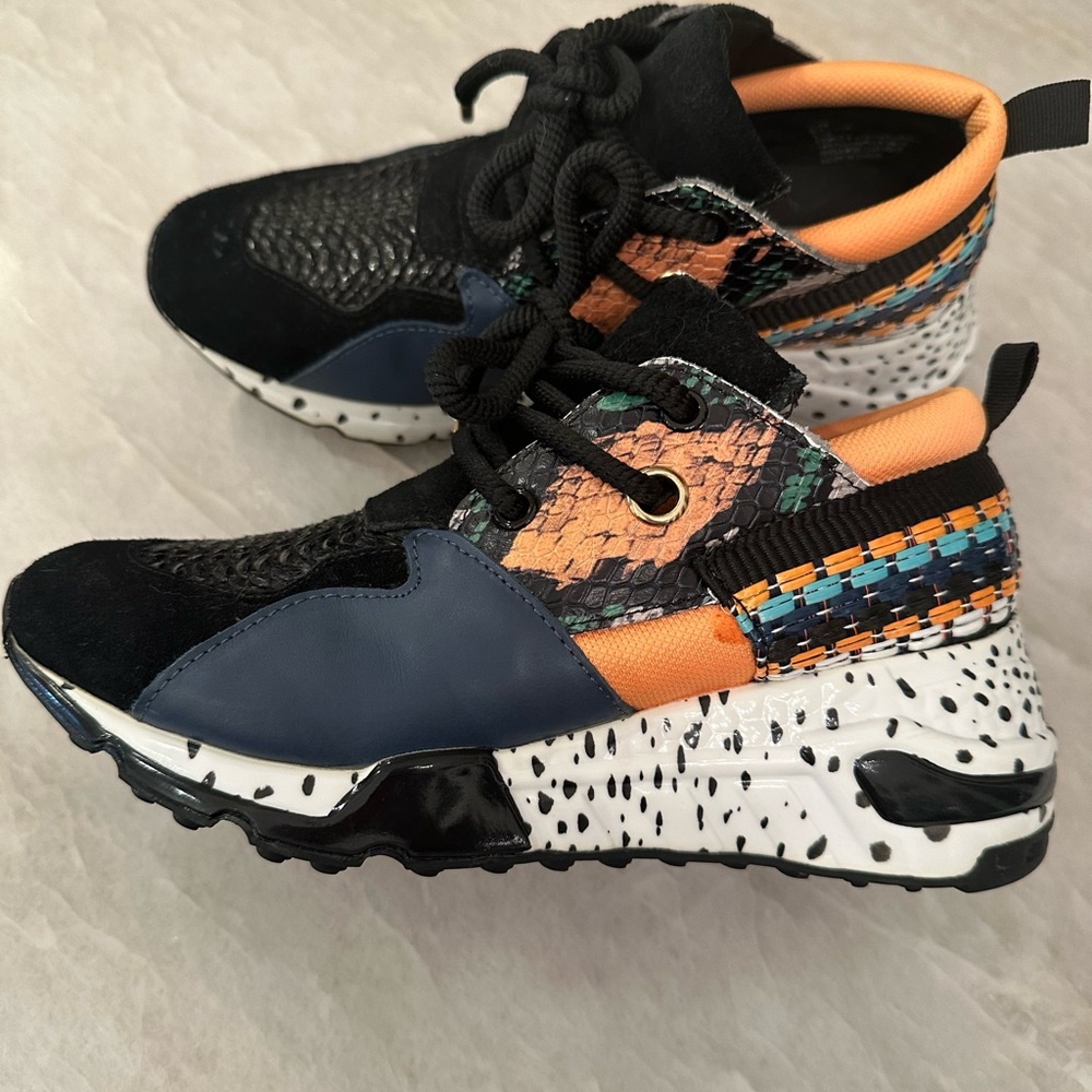 Steve Madden snickers